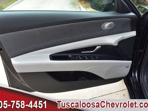 Used 2025 Hyundai Elantra Limited FWD image 18