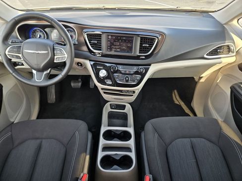 Used 2023 Chrysler Voyager LX image 14