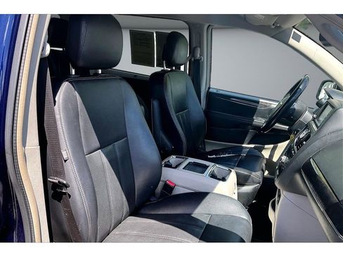 Used 2013 Chrysler Town & Country Touring-L w/ Entertainment Group #2 image 8