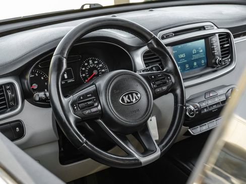 Used 2017 Kia Sorento LX w/ LX Convenience Package image 15