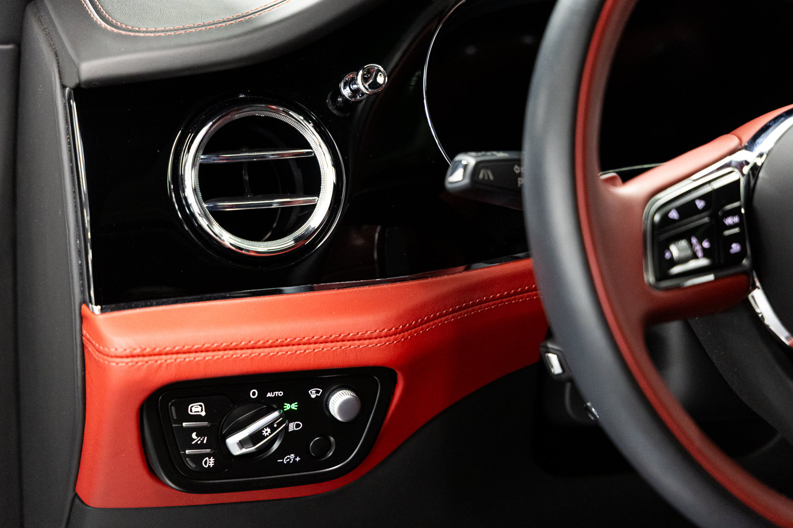 Used 2023 Bentley Bentayga AWD/4WD image 30