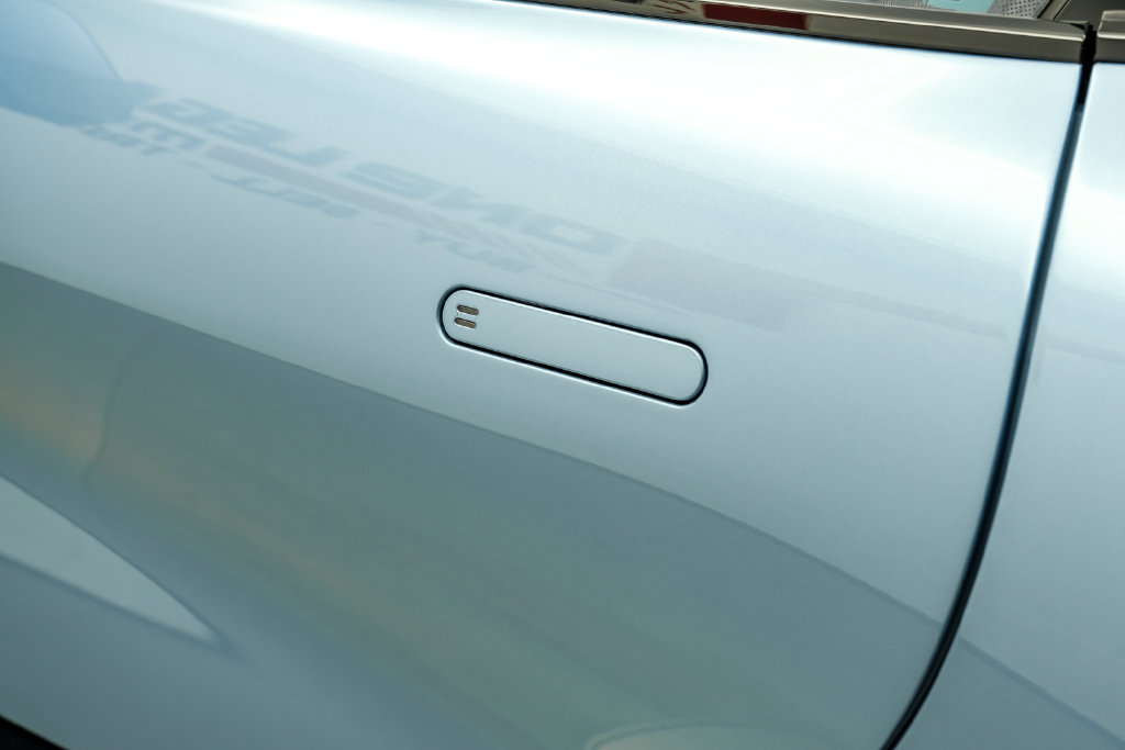 Used 2025 Aston Martin Vanquish RWD image 44