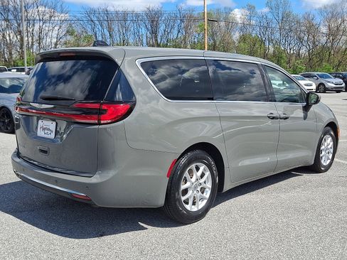 Used 2023 Chrysler Pacifica Touring-L FWD image 6
