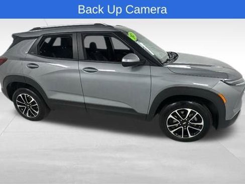 Used 2025 Chevrolet TrailBlazer LT image 2