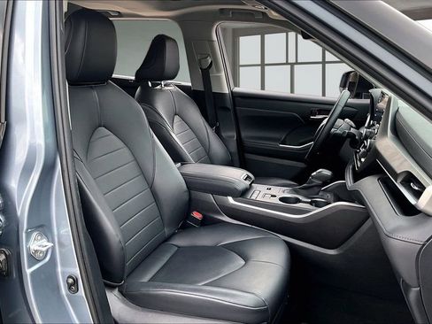 Used 2020 Toyota Highlander XLE image 30