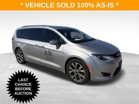 Used 2017 Chrysler Pacifica Limited w/ UConnect Theater Package FWD image 9