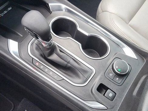 Used 2022 Chevrolet Traverse LT image 23