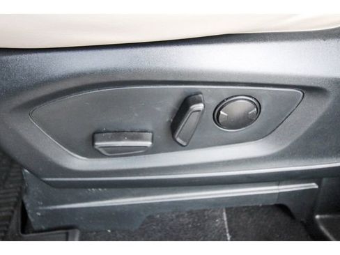 Used 2024 Ford Explorer XLT w/ Equipment Group 202A RWD image 28
