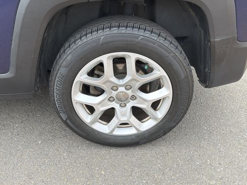 Used 2018 Jeep Renegade Latitude AWD/4WD image 25