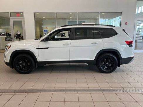 Used 2024 Volkswagen Atlas Peak Edition SE AWD/4WD image 4