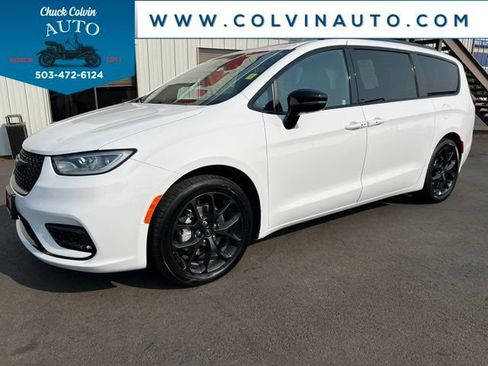 Used 2025 Chrysler Pacifica Limited FWD image 3