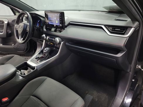 Used 2021 Toyota RAV4 SE image 24