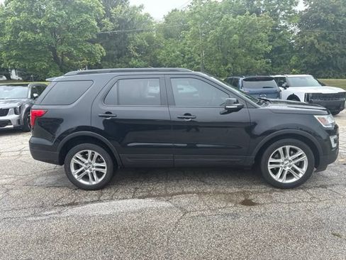 Used 2017 Ford Explorer XLT w/ Equipment Group 202A AWD/4WD image 2