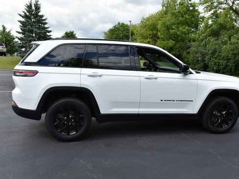 Certified 2024 Jeep Grand Cherokee Altitude AWD/4WD image 4