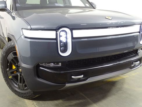 Used 2022 Rivian R1T Adventure image 45