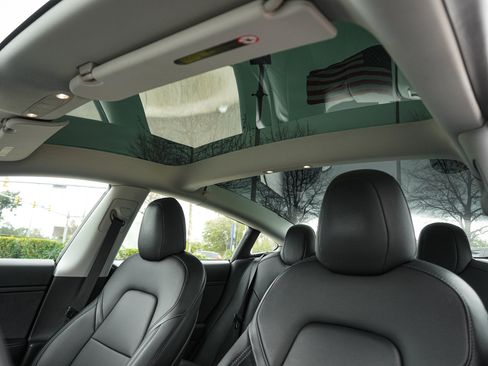 Used 2021 Tesla Model 3 Standard Range Plus image 17