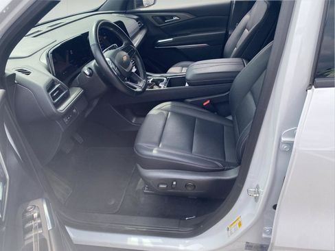 Used 2025 Chevrolet Traverse LT FWD image 18