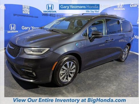 Used 2021 Chrysler Pacifica Touring-L image 8