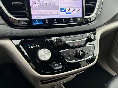 Used 2024 Chrysler Pacifica Touring-L FWD image 30