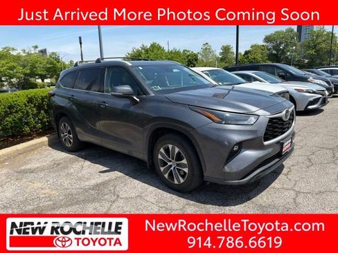 Used 2022 Toyota Highlander XLE AWD/4WD image 1