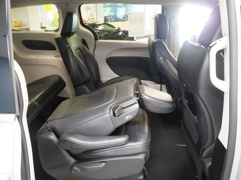 Used 2024 Chrysler Pacifica Limited FWD image 22