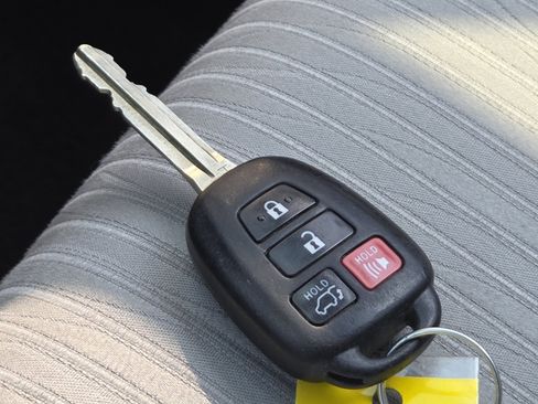 Used 2016 Toyota Highlander LE AWD/4WD image 34