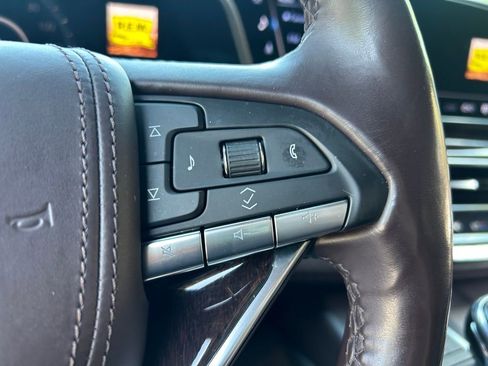 Used 2022 Cadillac Escalade Premium Luxury Platinum RWD image 27