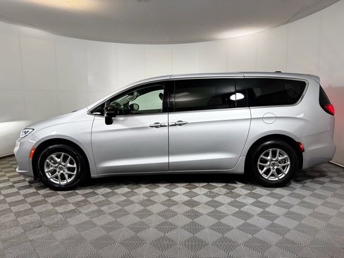 Used 2024 Chrysler Pacifica Touring-L image 5