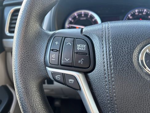 Used 2015 Toyota Highlander LE image 16