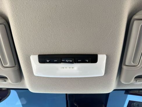 Used 2025 Nissan Versa SV w/ Trunk Package image 23