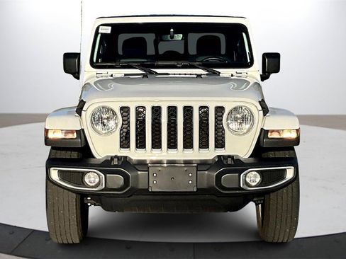Certified 2022 Jeep Gladiator Overland w/ Popular Equipment Package image 3