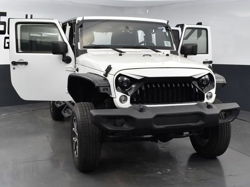 Used 2014 Jeep Wrangler Unlimited Rubicon w/ Connectivity Group AWD/4WD image 25