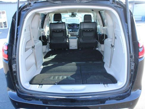 Used 2024 Chrysler Pacifica Touring-L image 6