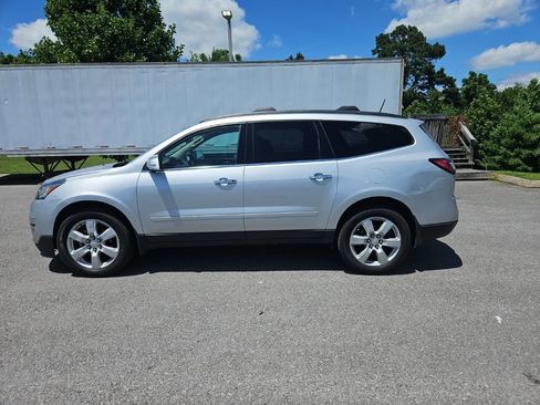 Used 2017 Chevrolet Traverse LT w/ Style and Technology Package FWD image 4