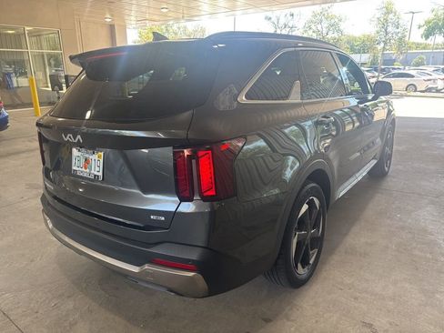 Certified 2025 Kia Sorento EX image 5