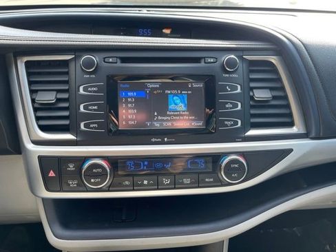 Used 2015 Toyota Highlander Plus FWD image 24