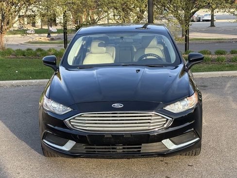 Used 2017 Ford Fusion SE w/ Fusion SE Technology Package FWD image 5
