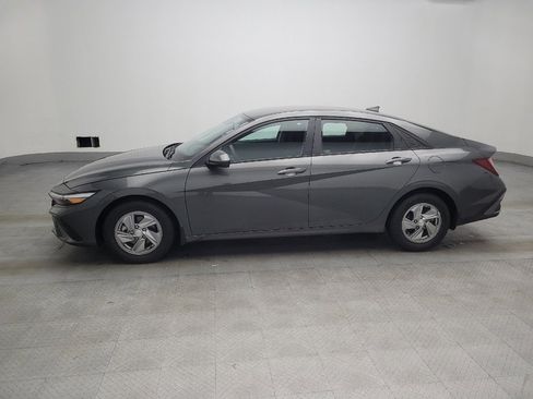 Used 2024 Hyundai Elantra SE image 2