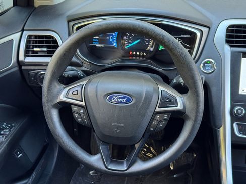 Used 2019 Ford Fusion SE image 18
