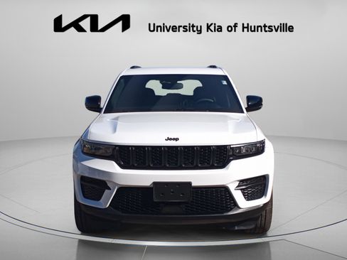 Used 2023 Jeep Grand Cherokee Altitude image 2