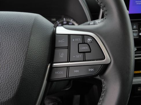 Certified 2024 Toyota Highlander XLE image 29