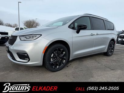 New 2026 Chrysler Pacifica Select w/ S Appearance Package