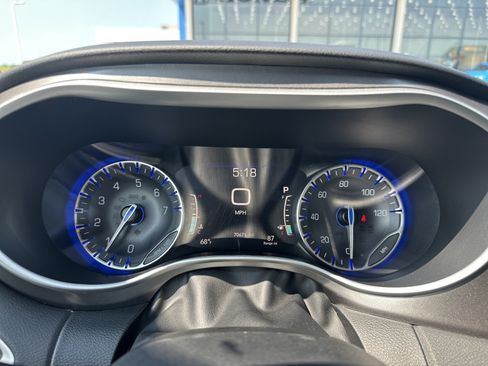 Used 2024 Chrysler Pacifica Touring-L FWD image 20