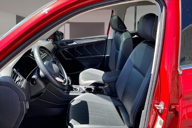 Used 2024 Volkswagen Tiguan SE w/ Panoramic Sunroof Package AWD/4WD image 21