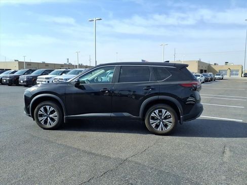 Used 2022 Nissan Rogue SV image 2