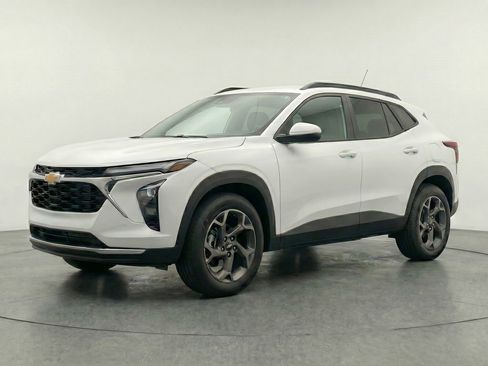 Used 2025 Chevrolet Trax LT FWD image 3
