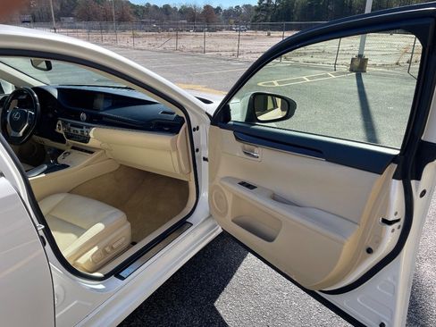 Used 2014 Lexus ES 350 w/ Luxury Package FWD image 21