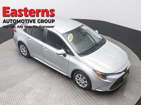 Used 2022 Toyota Corolla LE FWD image 3