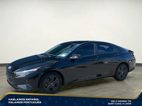 Used 2023 Hyundai Elantra SEL w/ Preferred Accessory Package FWD image 2