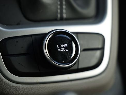 Certified 2025 Hyundai Venue SEL FWD image 39
